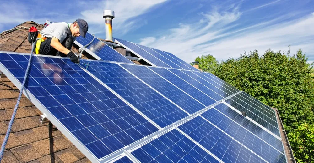 Instalador ajustando painéis solares